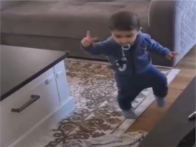 بالفيديو| حفيد عاصي الحلاني يرقص «الدبكة»