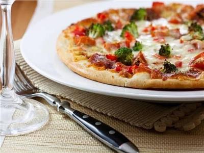 طبق اليوم..«بيتزا البروكلي» صحية وسريعة