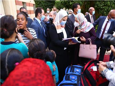  وزيرة التضامن تسلم فتيات مؤسسة العجوزة «الشنط والكتب المدرسية»
