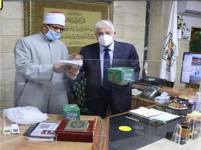 وزير الأوقاف يهدي محافظ جنوب سيناء سلسلة «رؤية» الثقافية 