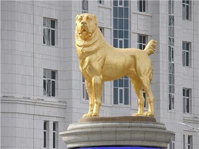 تمثال مغطى بالذهب لتكريم كلب الحاكم في تركمانستان