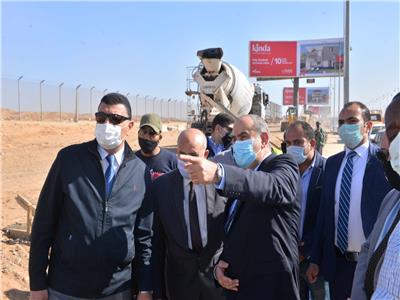 وزير الطيران يتفقد مشروع أسوار التأمين المحيطة بمطار القاهرة|صور