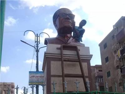 في ذكرى ميلاده.. تمثال طه حسين بالمنيا يستعيد بريقه