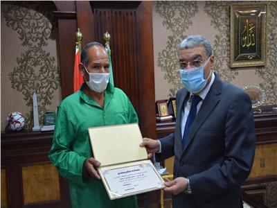 محافظ المنيا يكرم «العامل الأمين» بعد تسليمه مبلغ مالي لصاحبه