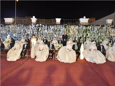 محافظ أسيوط يشهد زفاف 30 عريس وعروسة من أبناء المحافظة  
