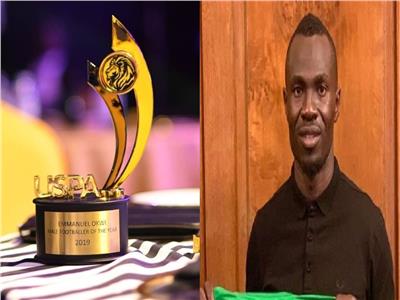 لاعب «الاتحاد السكندرى» يتسلم جائزة الأفضل في «أوغندا»