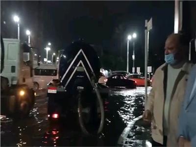 محافظ القاهرة يتابع عمليات شفط مياه الأمطار بالشوارع