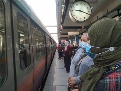 صور| حملة في مترو الأنفاق للتفتيش على «الكمامات»