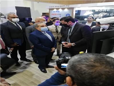 وزير الإنتاج الحربي يتفقد جناح الوزارة بمعرض "Cairo ICT 2020"