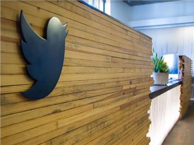 «تويتر» يستطلع آراء الجمهور حول سياسة التوثيق الجديدة 
