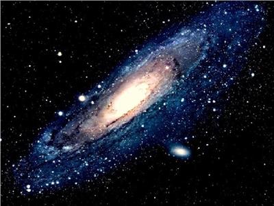 «كعكة القرفة».. هابل يرصد مجرة غريية المظهر في الفضاء