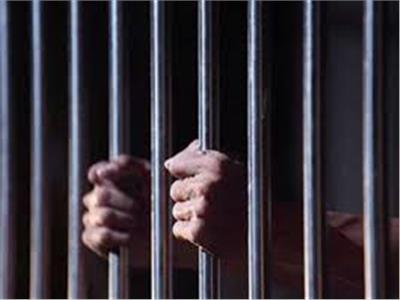 تجديد حبس المتهم بتهريب المخدرات داخل علب «تمر»