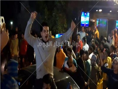 شاهد| احتفالات الجماهير في الشارع بعد فوز الأهلي على الزمالك
