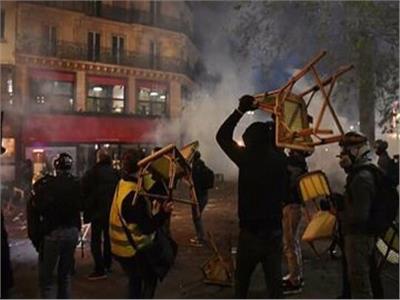 فرنسا: إصابة 37 شرطياً في اشتباكات مع محتجين بباريس