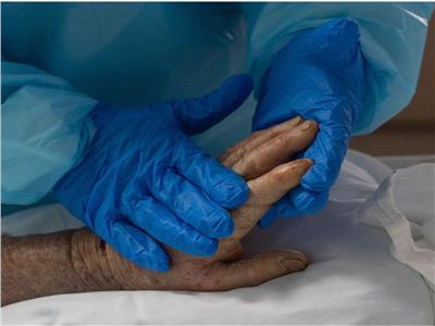 لمحة إنسانية| ممرضة تدلك يد مصابة بالكورونا في العناية المركزة