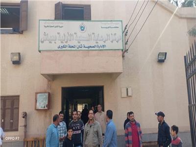 تجمهر أسرة متوفى بالمحلة أمام الوحدة الصحية بقرية عياش