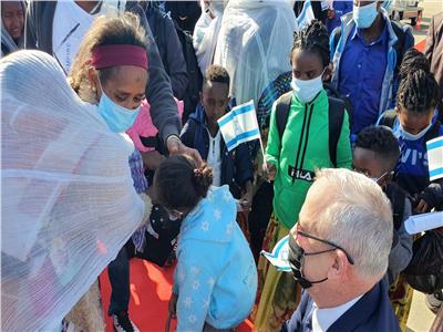 نتنياهو وجانتس يستقبلان مئات المهاجرين من يهود إثيوبيا