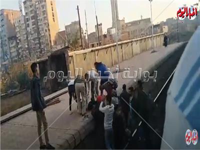  أهالي المحلة ينقذون فتاة من الموت تحت عجلات القطار.. فيديو 
