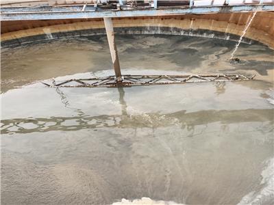 إصلاح عدة كسور مفاجئة بمواسير «مياه القناة».. صور