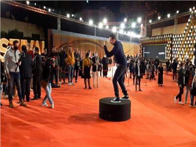 فيديو| حركات كوميدية لنضال الشافعي في «عمار» بمهرجان القاهرة السينمائي