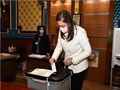 وزيرة التخطيط تدلي بصوتها في جولة الإعادة بانتخابات مجلس النواب | صور