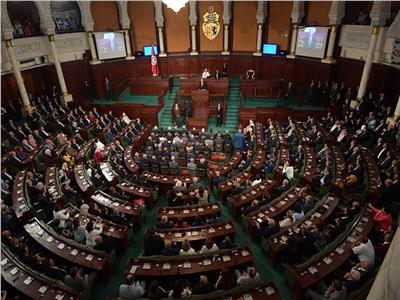 اشتباك بالأيدي وتبادل شتائم في أروقة البرلمان التونسي