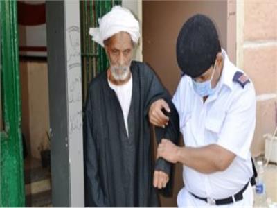 الشرطة تعاون كبار السن وذوي الاحتياجات الخاصة في لجان بورسعيد‎