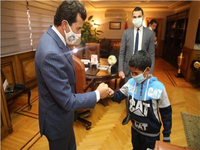 وزير الشباب والرياضة يُكرم «يوسف» طفل ملعب الشروق 