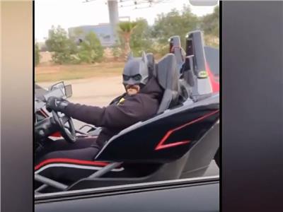 «باتمان المصري» يقود سيارة خارقة ويعمل على مساعدة الناس | فيديو 