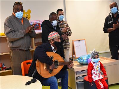 «أبناء منيب» يدخلون البهجة إلى أطفال مستشفى سرطان الصعيد
