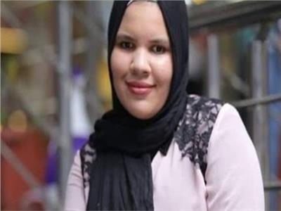 طالبة مصرية تتحدى إعاقتها البصرية بابتكار كوتشينة ومنيو برايل .. فيديو 