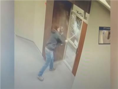 مقطع فيديو لمسلح يقتحم مكتب سيناتور أمريكي