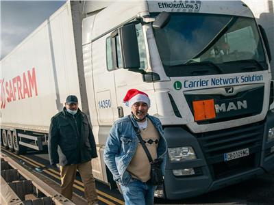 سائقون يمضون عيد الميلاد في شاحناتهم قرب مرفأ دوفر البريطاني
