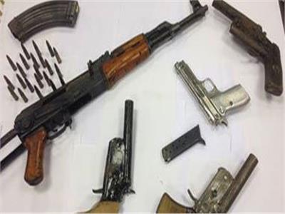 ضبط 11 متهما بحوزتهم أسلحة نارية ومخدرات في أسوان
