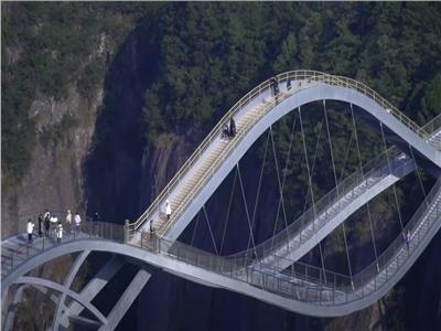 الصين تفتتح جسرا من طابقين يربط بين منحدرين| فيديو