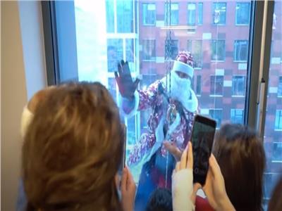«قوات بابا نويل» تتسلق الجدران لإسعاد قلوب الصغار |فيديو