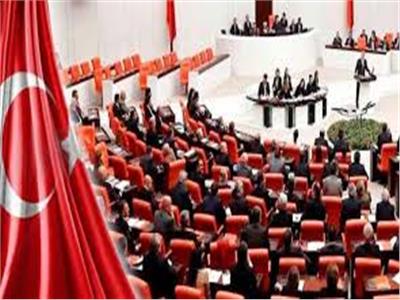 محلل سياسي: البرلمان التركي يقر قانوناً يحاصر الجمعيات الأهلية