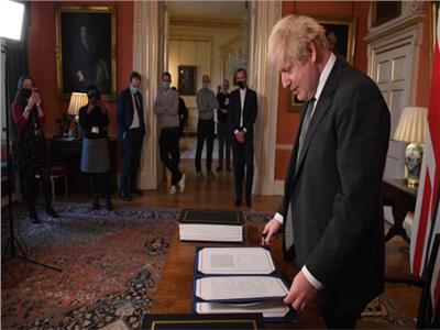 رسميا.. رئيس الوزراء البريطاني يوقع اتفاق ما بعد البريكست 