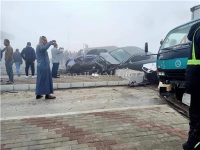 إصابة 7 أشخاص وتهشم 12 سيارة في حادث تصادم بطريق الإسماعيلية الصحراوي..صور