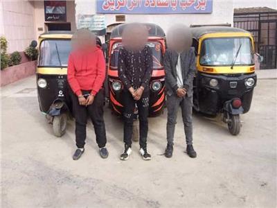 القبض على 3 عاطلين بتهمة قتل سائق «توك توك» بالشرقية