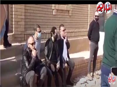 أخبار اليوم| تامر حبيب وأحمد حلمي يودعان وحيد حامد داخل مقبرته.. فيديو 