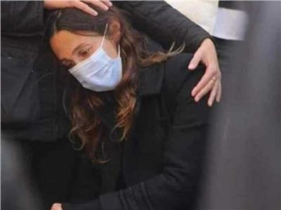 انهيار زوجة آسر ياسين في جنازة والدتها.. صور