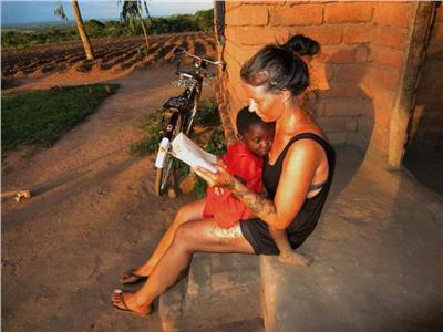 امرأة بقلب دافئ.. «آنيا رينجرين لوفين» تتحدث عن مأساة الجوع في إفريقيا