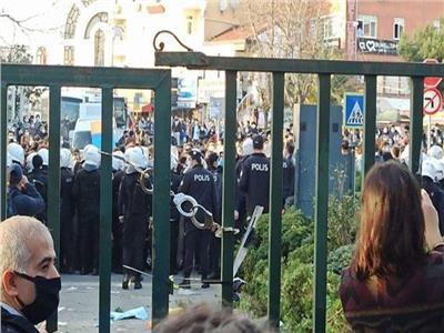 فيديو| احتجاجات «عنيفة» بين طلاب أتراك والشرطة بجامعة البوسفور