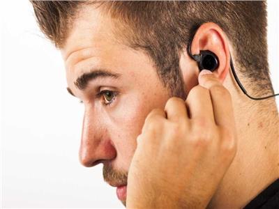خبير روسي يحذر من الاستخدام المفرط لسماعات الأذن اللاسلكية