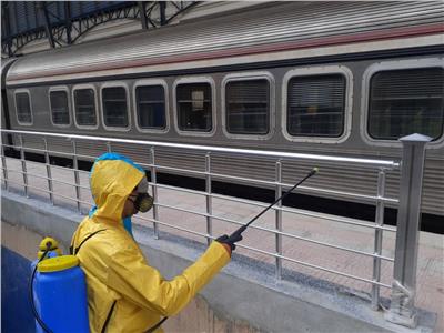 10 صور جديدة ترصد استمرار تعقيم قطارات السكة الحديد ضد «كورونا» 