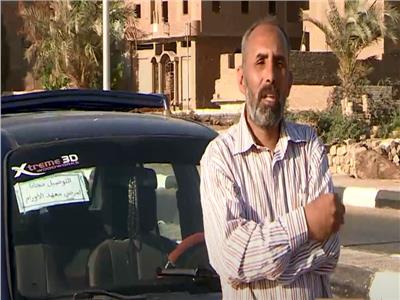سائق تاكسي بسوهاج يقوم بتوصيل مرضى الأورام بالمجان
