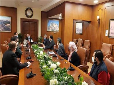 محافظ بورسعيد يعقد اجتماعا مع لجنة إدارة أزمة كورونا