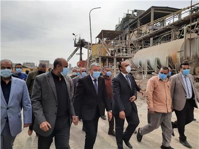 محافظ المنيا يتابع سير العمل بمصنع سكر أبوقرقاص