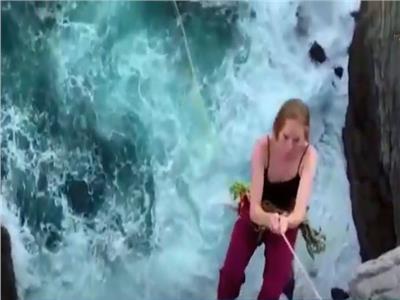فيديو| رياضة مثيرة.. أستراليون يقفزون بالحبال من أعلى جبل ساحلي